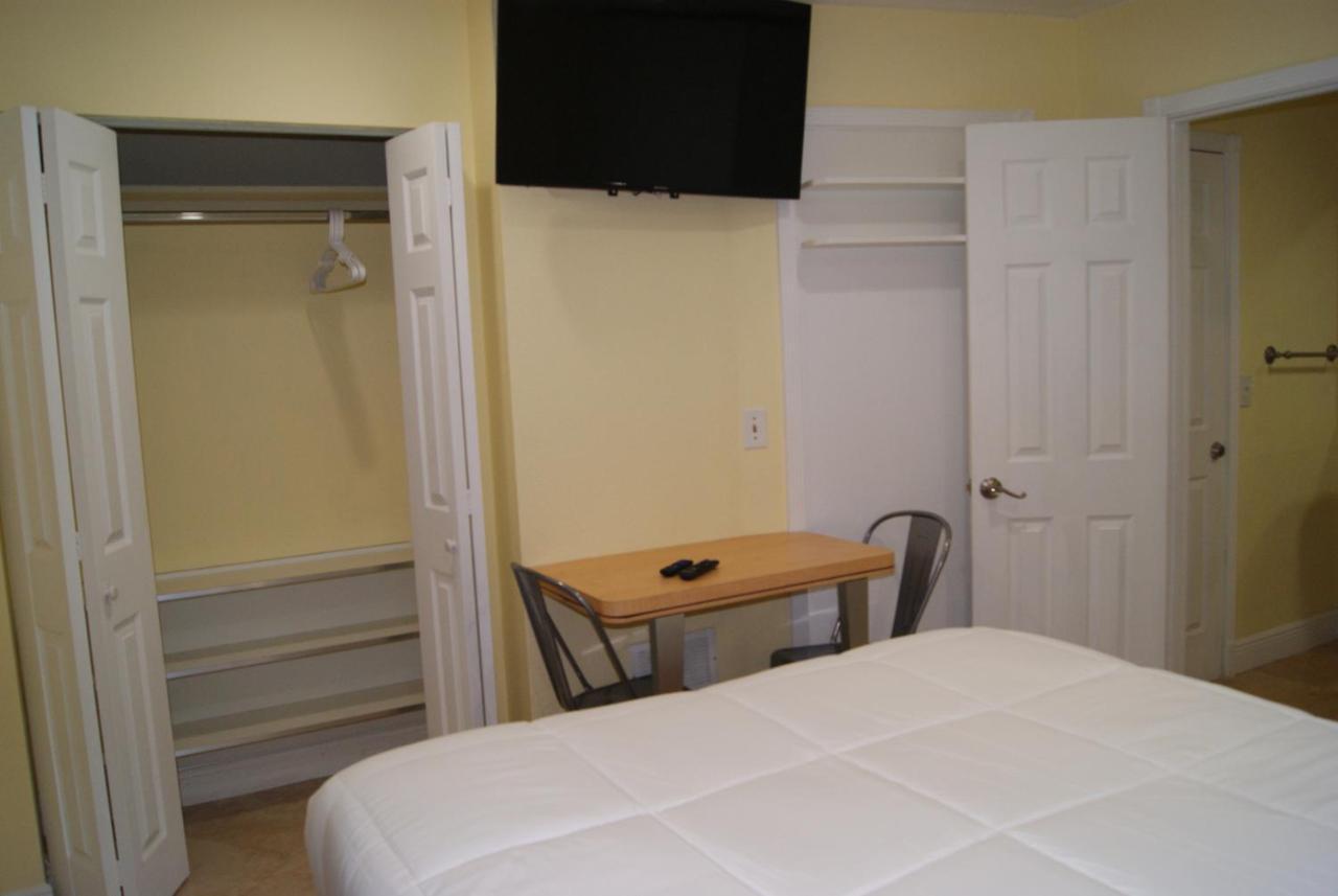 Private Studio Two Miles From Hard Rock Stadium マイアミ・ガーデンズ エクステリア 写真